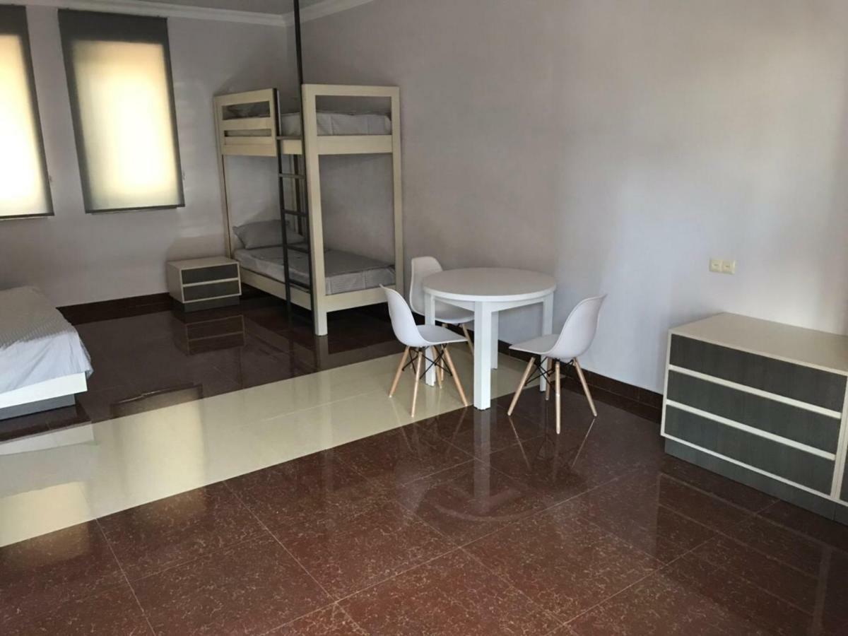 יירבאן Liko Hostel מראה חיצוני תמונה